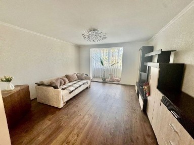 Продається 3-кімнатна квартира з землею, і садом.