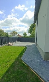 Продаж будинок з терасою.