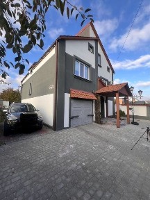 Укопмплектований будинок 260 кв. м з басейном