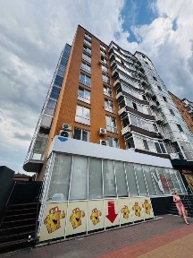 Продається двоповерхова квартира в центрі.