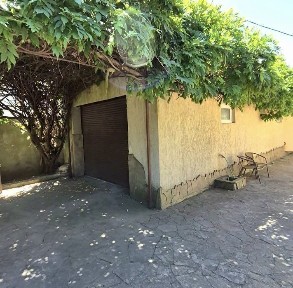 Заміська резиденція біля моря.