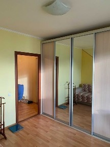 Без комісії. А. АхматовоЇ, 6. Продається 3-кімнатна квартира.