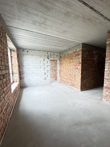 Велика однушка біля набережної