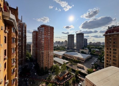 Київ, Печерський, Євгена Коновальця 32 б