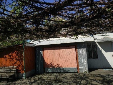 Продається будинок з гаражем та земельною ділянкою (8сот) у м. Звягель