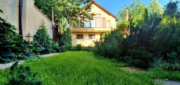 Продам сучасний двоповерховий просторий будинок в м. Харкові