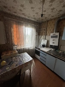 Продається 3 кімнатна квартира в центрі міста.