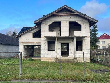 Продається недобудований будинок у мальовничому місці.