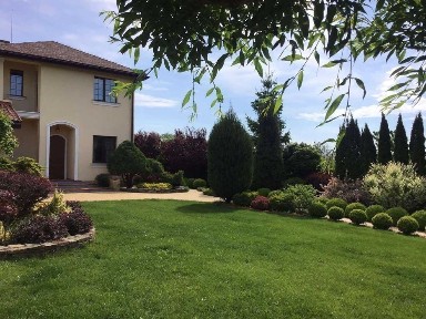 Будинок у тосканському стилі на березі Дніпра з власним виноградником