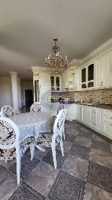 Квартира 3-кімнатна біля Театру Музкомедії