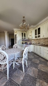 Квартира 3-кімнатна біля Театру Музкомедії