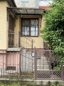 Простора 5-кімнатна квартира з гаражем і власною територією вул Парков