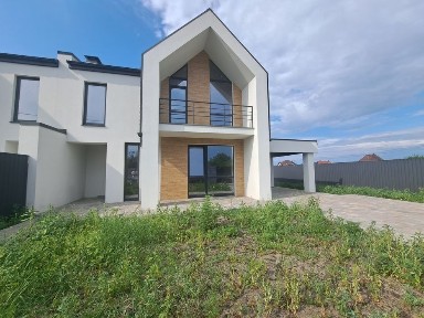 Неймовірно красивий дуплекс з великою терасою та ділянкою