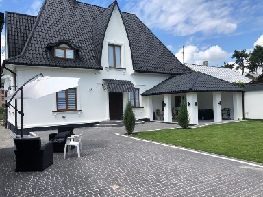 Будинок - центр. Можливе комерційне використання.