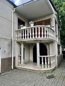 Два будинки в центрі міста