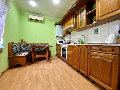 Будинок у центрі міста з гостьовим будинком та великою ділянкою