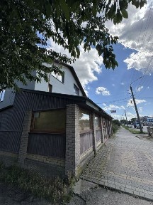 Продаж житлового будинка з комерційним приміщенням