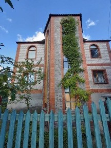 Капітальний будинок з приватизованою земельною ділянкою 10 соток!