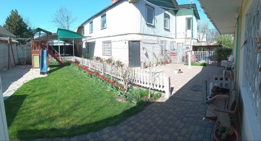 Будинок на 2 входи і господарські споруди.