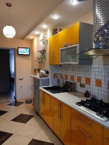 Розкішна трикімнатна квартира в новому цегляному будинку.