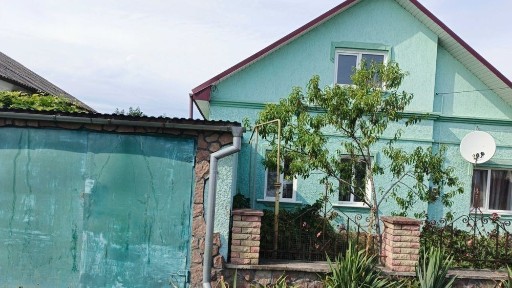 Будинок в місті з технікою та меблями. Гараж і присадибні будівлі.