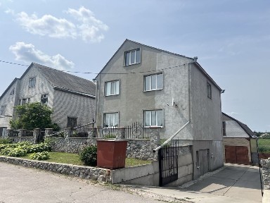 Продається двоповерховий будинок на березі річки (торг)