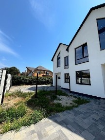 Продаж танхауса з великою ділянкою