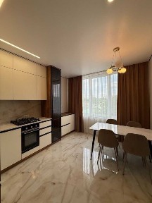 Продається сучасна квартира з дизайнерським ремонтом