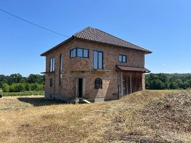 Просторий будинок у Коровії