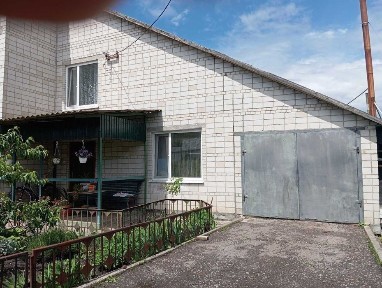 Добротний будинок в селищі Гребінки, 1999 року забудови, 21 сотка