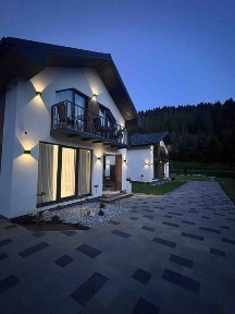 Котедж з теплим басейном на березі річки