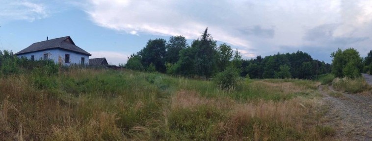 Продаж земельної ділянки з будинком біля річки