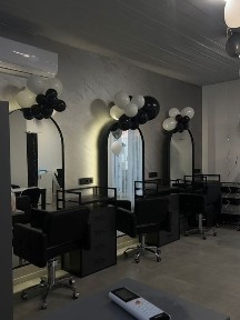 Здається робоче місце для Перукаря/Майстра манікю/бровіста