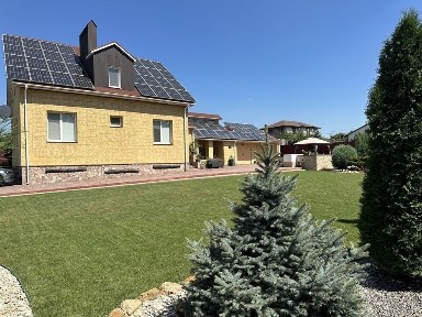 Дом с бассейном и солнечными панелями в с. Вольное Червоный Шахтарь