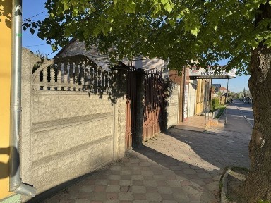 Здається приміщення з подвірʼям