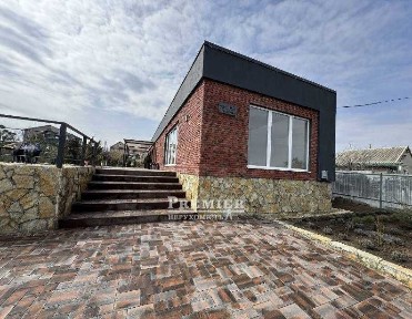 Терміново продається будинок з басейном на березі лиману!