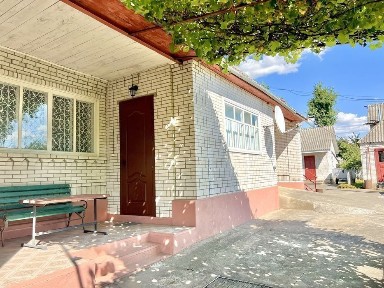 Продається будинок з земельною ділянкою 23 сотки.