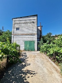 Дача с домом недалеко от города