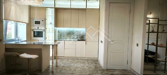 Продаж просторої 3-кімнатної Сталінки в Центрі Міста