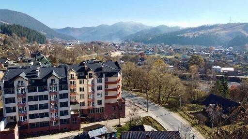 2х- кімнатна квартира готова до ремонту в мальовничій Верховині.