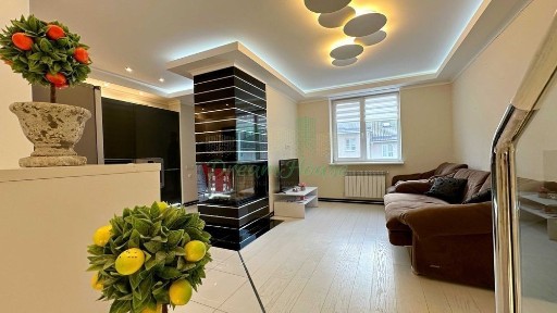 Квартира з дизайнерским ремонтом та каміном. Мінімальне оформлення