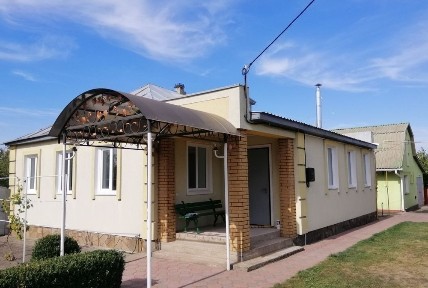 Сучасний комфортний будинок з новим ремонтом в ЦЕНТРі с. Яснозір'я