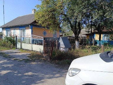 Продаж будинку з комунікаціями в центрі селища