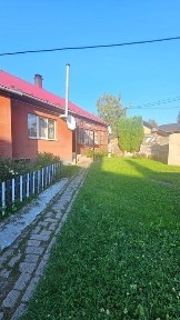 Продається 2-кімнатна квартира у будинку на 2сім'ї в центрі Сторожинця