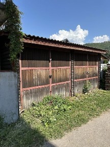 Будинок з гаражами та земельною ділянкою в м. Рахів в центрі