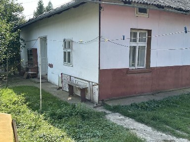 Продам хату з земельною ділянкою