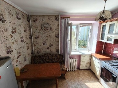 Сонячна двокімнатна квартира з меблями та технікою.