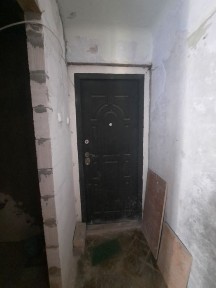 Квартира в центрі в стадії ремонту з будівельними матеріалами