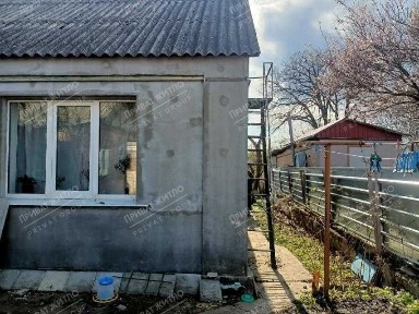 Частина будинку з окремим двором біля річки.