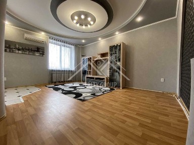 Простора 3-кімнатна сталінка з автономним опаленням (Рокувата)